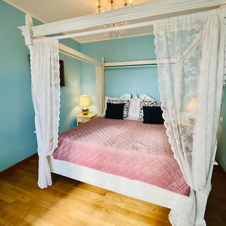 Esmaraldas House Of تيراسيني