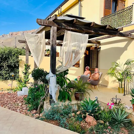 Esmaraldas House Of بيت ضيافة