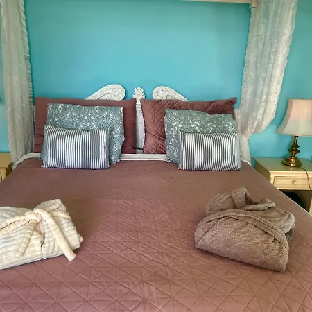 Esmaraldas House Of بيت ضيافة تيراسيني